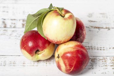 Beyaz ahşap arka planda şeftali. Taze nektarin hasat mevsimi konsepti. Sağlıklı ve taze meyve. Kapat.