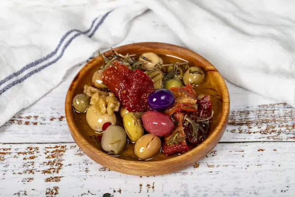 Olivový Salát Dřevěné Míse Smíšené Olivy Bílém Dřevě Středomořské Jídlo — Stock fotografie