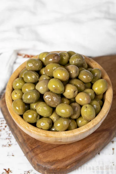 Delicious Green Olives Wooden Bowl Olives White Wood Background Mediterranean — Stock Photo, Image