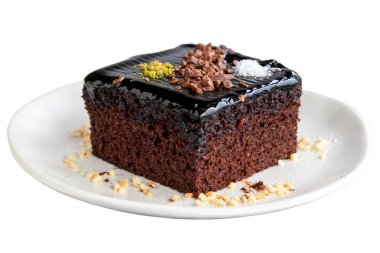 Islak kek. Hamur işi ürünü. Beyaz arka planda çikolata soslu kek. Yakın plan.