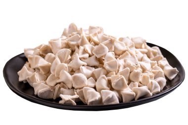 Donmuş Ravioli beyaz arka planda izole edilmiş. Ortada doldurulmuş ravioli. Türk mantısı. Geleneksel dünya mutfağı lezzetleri. Yakın plan..