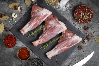 Kuzu şişi. Koyu arka planda çiğ kuzu incik eti. Kasap ürünleri. Üst görünüm