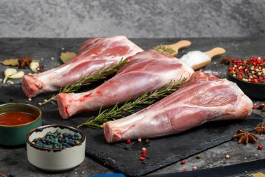 Kuzu şişi. Koyu arka planda çiğ kuzu incik eti. Kasap ürünleri