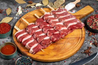 Taze kuzu fileto. Karanlık arka planda çiğ kuzu eti. Kasap ürünleri. Yerel adı Kuzu Lokum