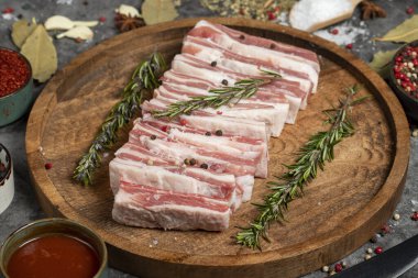 Kuzu kaburgası. Koyu arkaplanda taze çiğ kuzu pirzolası. Kasap ürünleri. Kapat.