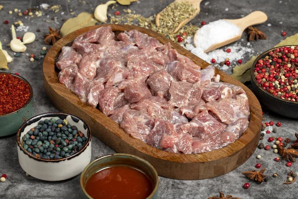 ビーフキューブ 新鮮な生の牛肉は暗い背景に肉を指しました バッチャー製品 — ストック写真