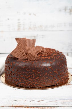 Doğum günü pastası. Beyaz arka planda taze, lezzetli çikolatalı pasta.