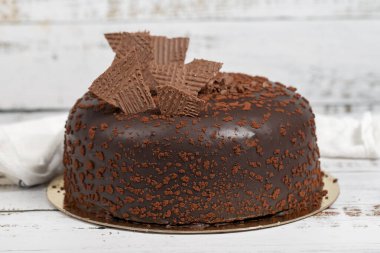 Doğum günü pastası. Beyaz arka planda taze, lezzetli çikolatalı pasta.