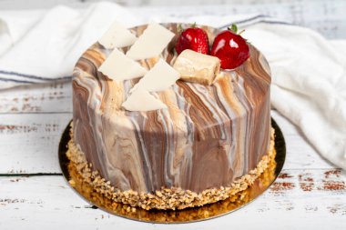 Doğum günü pastası. Beyaz arka planda taze çikolata ve meyveli pasta.