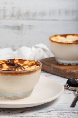 Sütlaç. Beyaz arka planda taze lezzetli sütlaç. Sütlü ve pirinçli tatlı. Geleneksel Türk mutfağı lezzetleri. Yerel adı sutlac