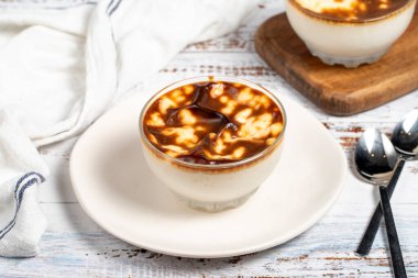 Sütlaç. Beyaz arka planda taze lezzetli sütlaç. Sütlü ve pirinçli tatlı. Geleneksel Türk mutfağı lezzetleri. Yerel adı sutlac