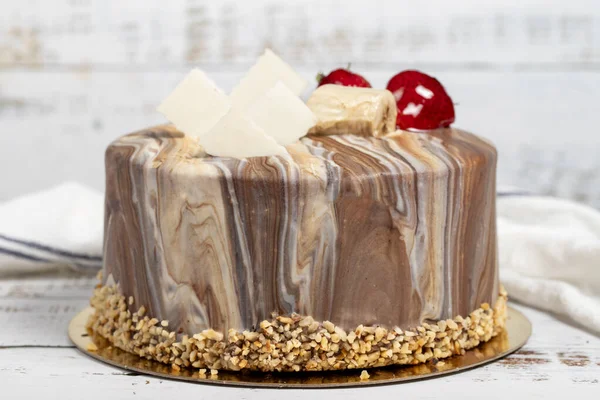 バースデーケーキ ホワイトバックに美味しいチョコレートとフルーツケーキ — ストック写真