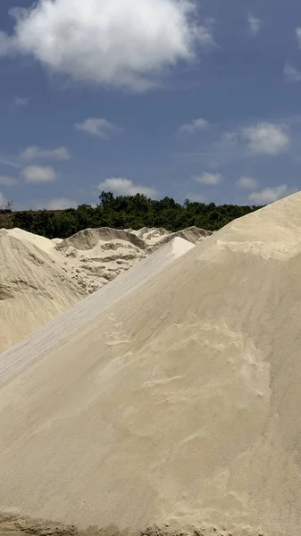Kum Tepeleri Kum Fabrikasındaki Taşlardan Diğer Nesnelerden Temiz Kum Ayıklandı — Stok fotoğraf