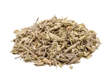 Kuru adaçayı yaprakları. Beyaz arka planda kurumuş salvia ya da adaçayı yaprakları. bitkisel ilaçlar