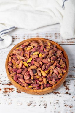 Ahşap arka planda fıstık çekirdeği. Sağlıklı beslenme ve alternatif atıştırmalıklar için fındık