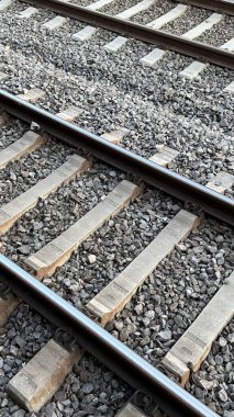 Tren rayları. Şehir tren hattı çakıl taşları üzerine inşa edilmiş.