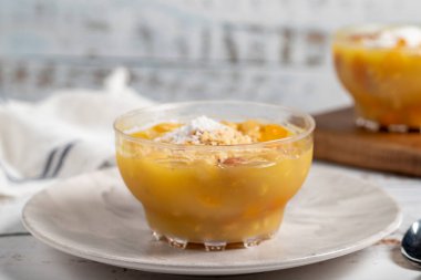 Geleneksel Türk lezzeti Ashura. Lezzetli Noah pudingi kasede. yerel isim özeti