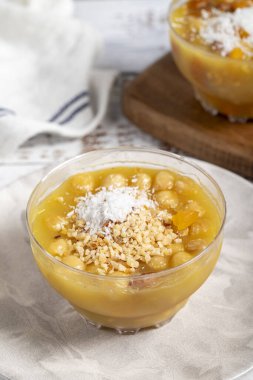 Geleneksel Türk lezzeti Ashura. Lezzetli Noah pudingi kasede. yerel isim özeti