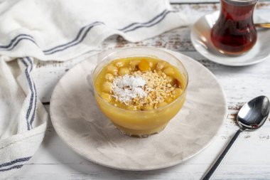 Geleneksel Türk lezzeti Ashura. Lezzetli Noah pudingi kasede. yerel isim özeti