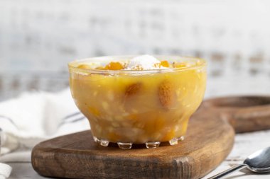 Beyaz arka planda Ashura tatlısı. Lezzetli Noah pudingi kasede. yerel isim özeti