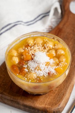 Beyaz arka planda Ashura tatlısı. Lezzetli Noah pudingi kasede. yerel isim özeti