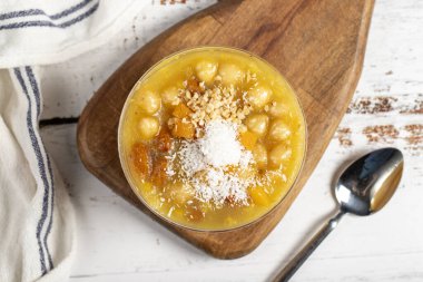 Beyaz arka planda Ashura tatlısı. Lezzetli Noah pudingi kasede. yerel isim özeti