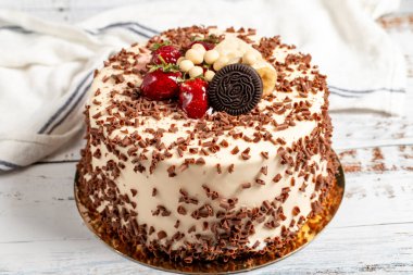 Krem şantili ve meyveli kek. Beyaz arkaplanda doğum günü pastası