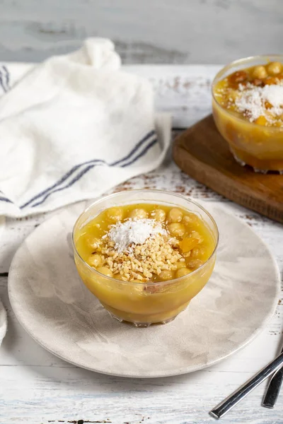 Geleneksel Türk lezzeti Ashura. Lezzetli Noah pudingi kasede. yerel isim özeti