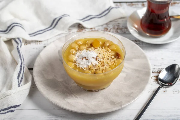 Geleneksel Türk lezzeti Ashura. Lezzetli Noah pudingi kasede. yerel isim özeti