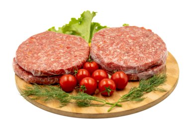 Beyaz arka planda çiğ hamburger köftesi. Çiğ dana burger köfteleri ve baharatlar.