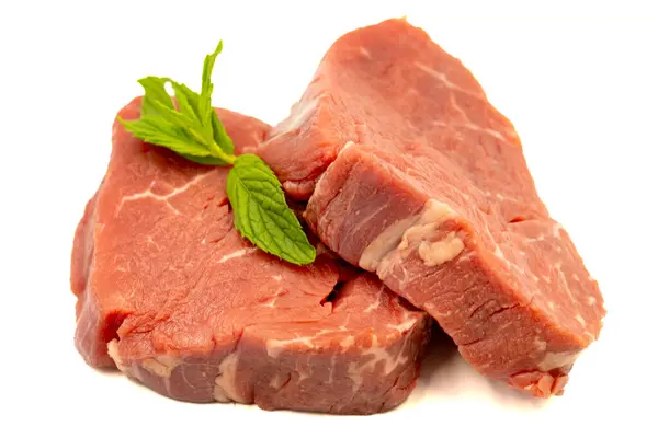 Rauwe Biefstuk Geïsoleerd Witte Achtergrond Rauwe Biefstuk Met Kruiden Specerijen — Stockfoto