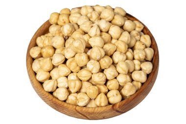 Ahşap kasede kavrulmuş fındık. Soyulmuş fındık çekirdeği beyaz arka planda izole edilmiş. Kapat.