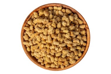 Tahta kasede kurutulmuş dut. Beyaz arka planda güneşte kurutulmuş dut. Üst görünüm