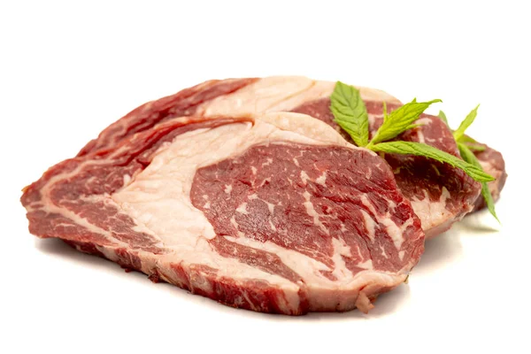 Borjúhús Fehér Alapon Izolálva Nyers Marhahúsos Steak Fűszerekkel Fűszerekkel Közelről — Stock Fotó