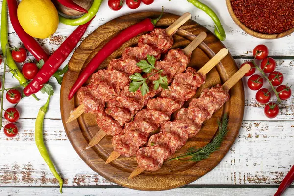 Adana Kebab Trä Bakgrund Raw Shish Adana Kebab Med Örter — Stockfoto