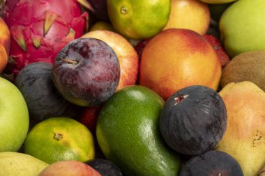 Çeşitli renkte meyveler, temiz yiyecekler, meyve arkaplanı. Taze meyve. Üzüm, incir, çilek, elma, armut, kivi, şeftali