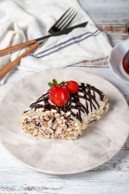 Çilekli pasta. Beyaz arka planda çilek ve kremalı pasta..