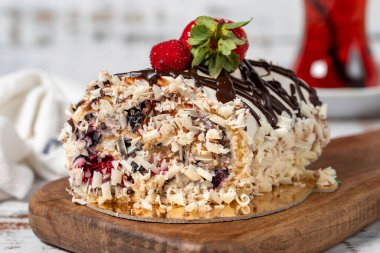 Çilekli pasta. Beyaz arka planda çilek ve kremalı pasta. Kapat.