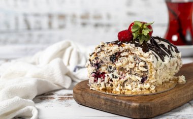 Çilekli pasta. Beyaz arka planda çilek ve kremalı pasta. Uzayı kopyala Metin için boş boşluk