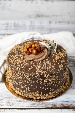 Çikolatalı pasta. Beyaz arka planda fındıklı ve çikolatalı pasta. Kapat.