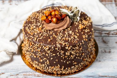 Çikolatalı pasta. Beyaz arka planda fındık ve çikolatalı pasta..