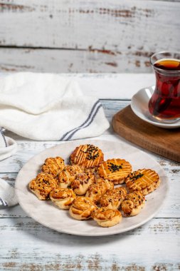 Tuzlu Kurabiyeler. Tabakta taze pişmiş lezzetli kurabiyeler. Kapat.