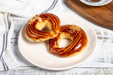 İçinde dolgu olan büyük bir kurabiye. Beyaz ahşap arka planda üzümlü ve kakaolu kurabiyeler. yerel adı ay coregi