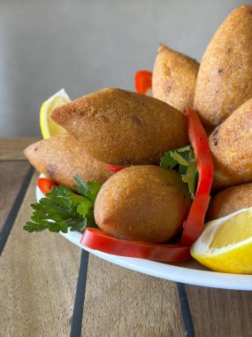 Doldurulmuş köfte. Kibbeh veya ahşap arka planda doldurulmuş köfte. Orta Doğu mutfağı aromalı. yerel adı icli kofte