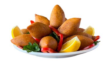 Doldurulmuş köfte. Beyaz arka planda izole edilmiş Kibbeh ya da Doldurulmuş Köfteler. Orta Doğu mutfağı aromalı. yerel adı icli kofte