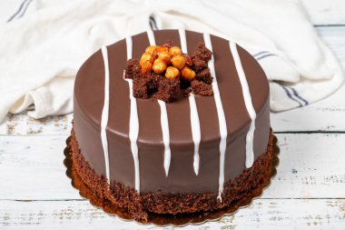 Çikolatalı pasta. Tahta arka planda kremalı ve çikolatalı doğum günü pastası. Pastane ürünleri. Kapat.