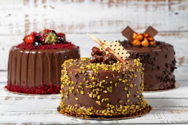 Çeşit çeşit çikolatalı pasta. Ahşap arka planda çeşitli doğum günü pastaları. pastane ürünleri