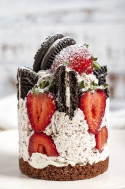 Çilekli kek. Kremalı ve çilekli taze kek tabakta. Kapat.