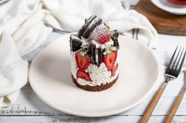 Çilekli kek. Kremalı ve çilekli taze kek tabakta. Kapat.