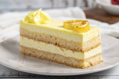 Limonlu kek. Tabakta limonlu kek. Kapat.